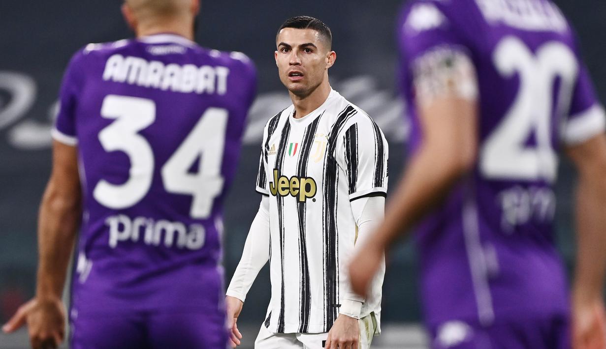 Striker Juventus, Cristiano Ronaldo, tampak kecewa usai ditaklukkan Fiorentina pada laga Liga Italia di Turin, Rabu (23/12/2020). Fiorentina menang dengan skor 0-3. (Photo by Marco BERTORELLO / AFP)