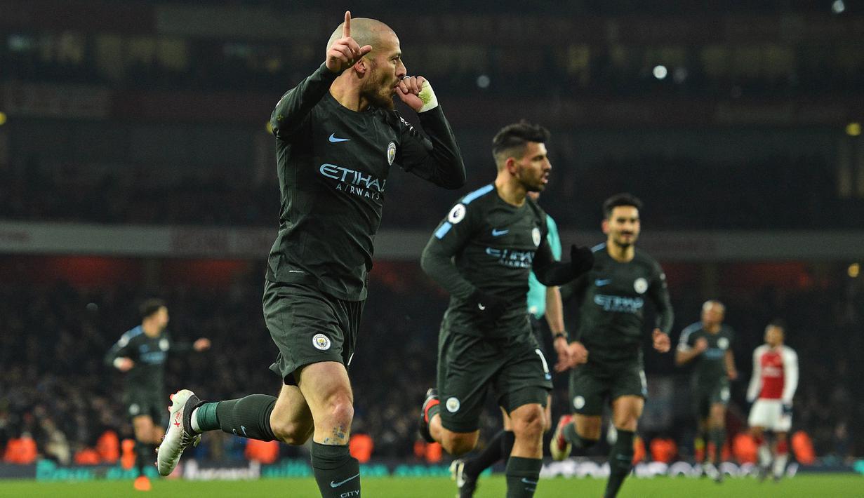 Gelandang Manchester City, David Silva, merayakan gol yang dicetaknya ke gawang Arsenal pada laga Premier League di Stadion Emirates, London, Kamis (1/3/2018). Arsenal kalah 0-3 dari City. (AFP/Glyn Kirk)