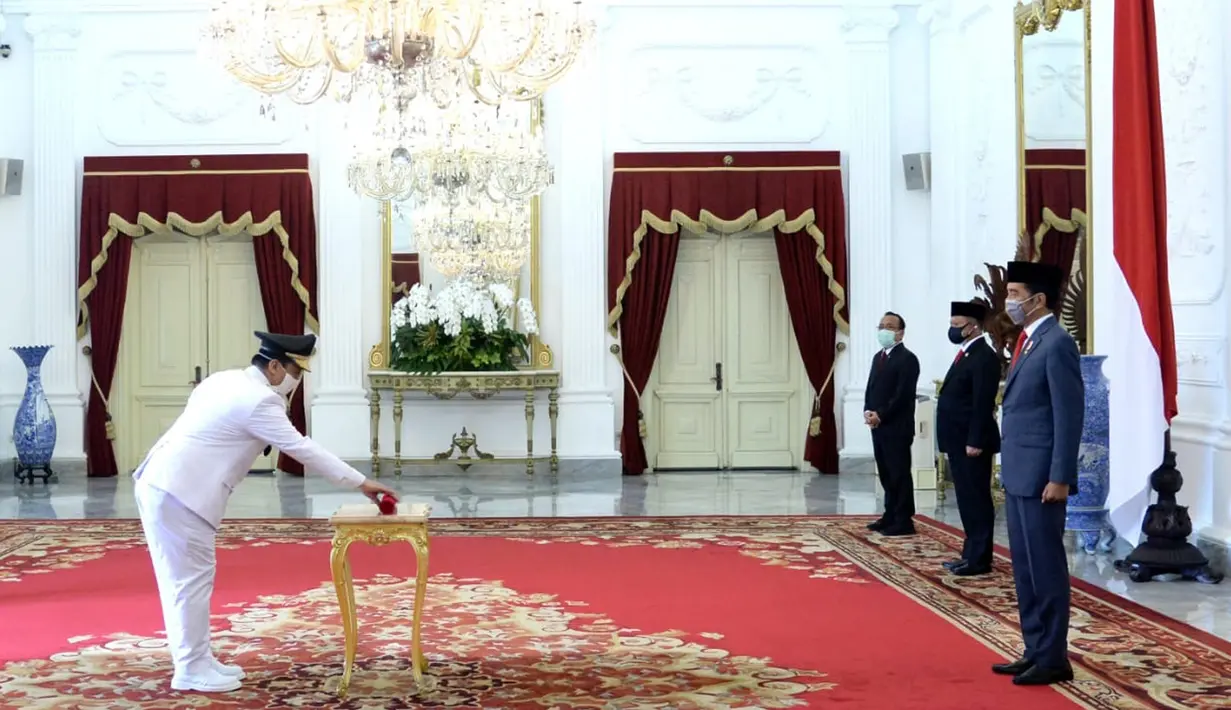 Presiden Joko Widodo saat melantik Wakil Gubernur DKI Jakarta Ahmad Riza Patria di Istana Negara, Jakarta, Rabu (15/4/2020). Riza dilantik berdasarkan Keppres Nomor 40/P Tahun 2020 tentang Pengesahan Pengangkatan Wagub DKI Jakarta sisa masa jabatan 2017-2022. (Biro Pers Kepresidenan)