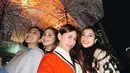 Syahnaz, Gigi, Nisya, dan Caca berpose selfie di bawah Tokyo Tower. Keempatnya kompak mengenakan winter outfit, berupa sweater ataupun turtleneck. Foto: Instagram.