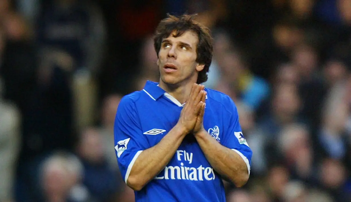 2. Gianfranco Zola - Pria berusia 53 tahun ini pernah berseragam Napoli sebelum menjadi legenda di Chelsea. Diego Maradona lah yang membuat permainan Zola berkembang hingga menjadi salah satu pesepak bola top dunia. (AFP/Adrian Dennis)