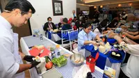 Peserta membuat kue dengan keju oles pada peluncuran Puck Keju Oles, pendamping sarapan bernutrisi di Jakarta (28/2/2023). (Liputan6.com/HO)