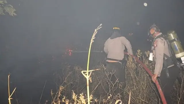 7 Potret Relawan Pemadam kebakaran Hutan dan Lahan Ini Bikin Haru