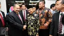  Kepala PPATK Kiagus Ahmad Badaruddin menyalami Presiden ketiga RI, BJ Habibie di gedung PPATK, Jakarta, Senin (17/4). BJ Habibie memberikan ceramah umum dalam rangka peringatan HUT PPATK ke-15. (Liputan6.com/Helmi Fithriansyah)