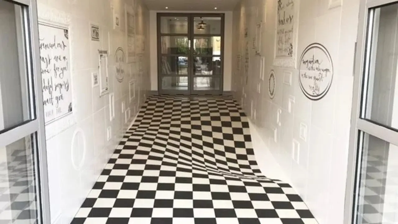 Lantai lorong kantor yang terlihat (oditycentral)