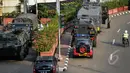 Sejumlah mobil militer disiagakan di sekitar lokasi Konferensi Asia-Afrika, Senayan, Jakarta, Senin (20/4/2015). Pengamanan dilakukan untuk menjaga kelancaran KAA yang berlangsung 19-24 April 2015 di Jakarta dan Bandung. (Liputan6.com/Faizal Fanani)