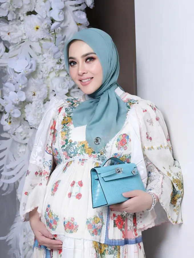 Gaya Bumil Terbaru Syahrini dengan Tenteng Tas Hermes Biru Muda, Spill Jenis Kelamin Anak Pertamanya?