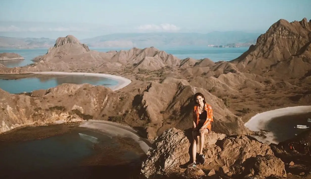 Indahnya pulau Padar di Nusa Tenggara Timur juga dirasakan oleh pemeran Melur di sinetron SCTV Insya Allah Surga Tingkat 2. Hamparan pulau yang indah benar-benar memanjakan mata dengan pemandangan yang begitu indah. (Liputan6.com/IG/@gesyashandy)