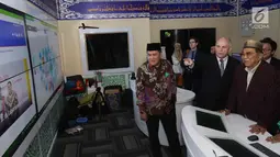 Duta Besar Amerika Serikat untuk Indonesia, Joseph Donovan (tengah) saat berkunjung ke Kantor PBNU di Jakarta, Senin (26/3). Pertemuan Joseph dan Ketua Umum PBNU, KH Said Aqil Siradj itu digelar secara tertutup dari awak media. (Liputan6.com/Angga Yuniar)