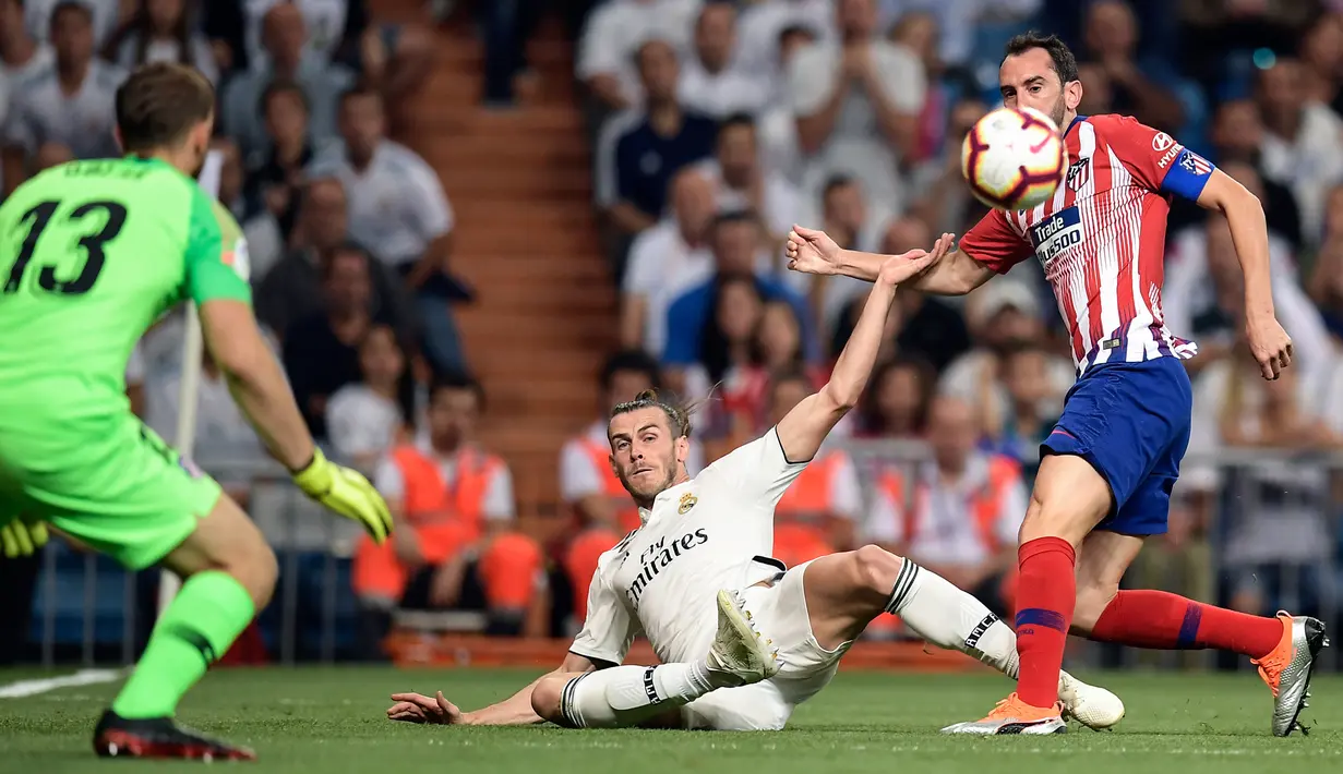 Striker Real Madrid, Gareth Bale, berusaha membobol gawang Atletico Madrid pada laga La liga di Stadion Santiago Bernabeu, Madrid, Sabtu (29/9/2018). Kedua klub bermain imbang 0-0. (AFP/Oscar Del Pozo)