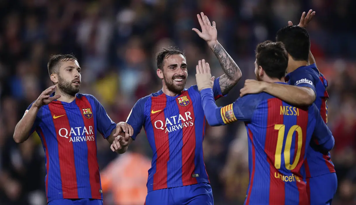 Para pemain  FC Barcelona merayakan gol Lionel Messi (2kiri) saat melawan Real Sociedad pada lanjutan La Liga di Camp Nou stadium in Barcelona, Spanyol, (15/4/2017). Barcelona menang 3-2.  (AP /Manu Fernandez)