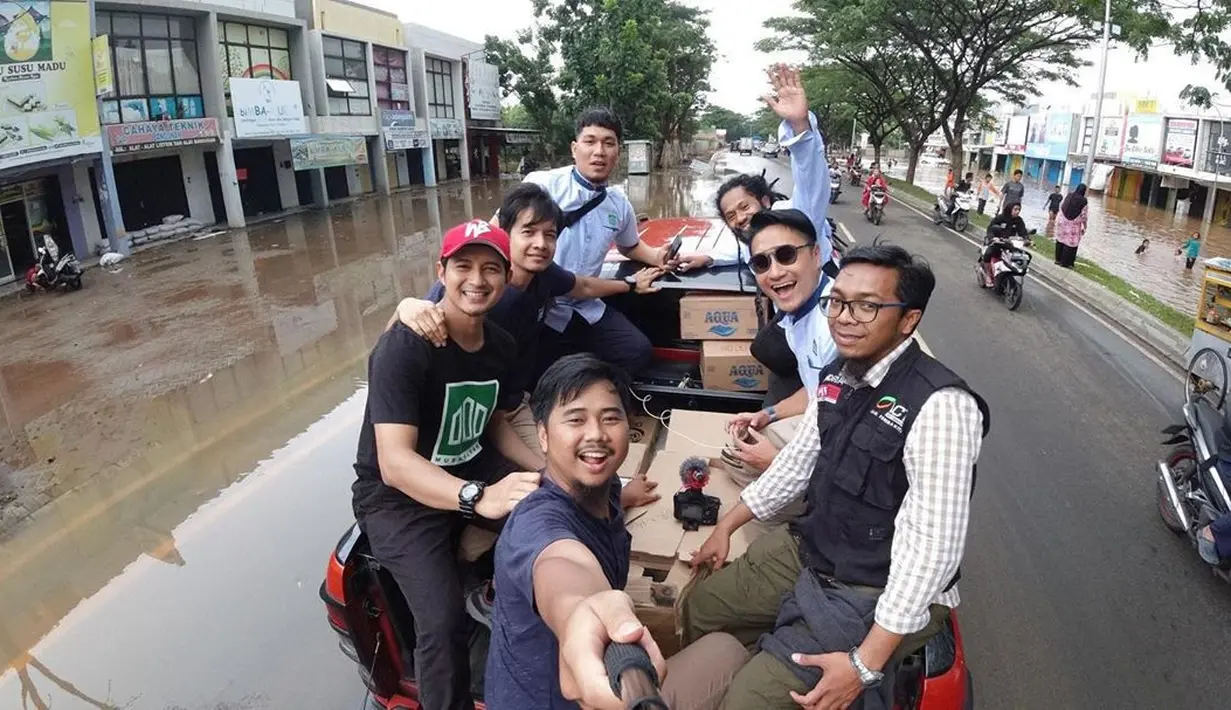 Artis-artis Bantu Korban Banjir (Instagram/ariekuntung)