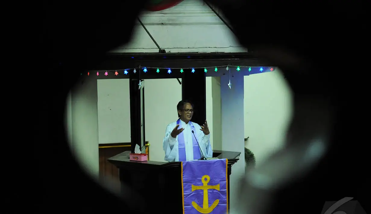 Pendeta saat menyampaikan khutbah pada misa Natal di Gereja "Ayam" GPIB Pniel, Jakarta, Rabu (24/12/2014). (Liputan6.com/Faisal R Syam)