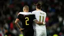 Pemain Manchester City Kyle Walker (kiri) dan pemain Real Madrid Gareth Bale berangkulan pada akhir laga leg pertama babak 16 Liga Champions di Stadion Santiago Bernabeu, Madrid, Spanyol, Rabu (26/2/2020). Manchester City menang 2-1. (AP Photo/Manu Fernandez)