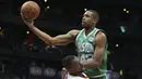Pabasket Boston Celtics, Al Horford, melakukan lay up saat melawan Atlanta Hawks pada laga NBA di Philips Arena, Atlanta, Senin (6/11/2017). Hawks kalah 107-110 dari Celtics. (AP/John Bazemore)