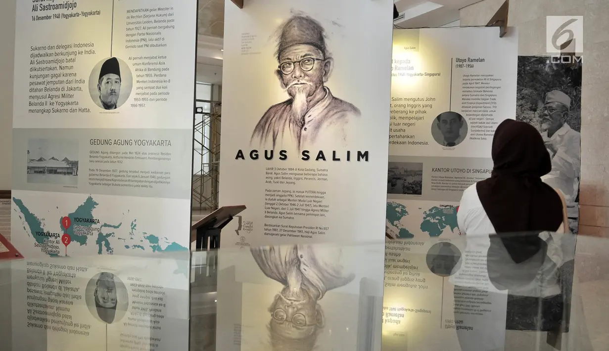 Pengunjung melihat-lihat sejumlah surat yang dipamerkan dalam pameran Surat Pendiri Bangsa di Museum Nasional, Jakarta, Kamis (15/11). (Merdeka.com/Iqbal Nugroho)