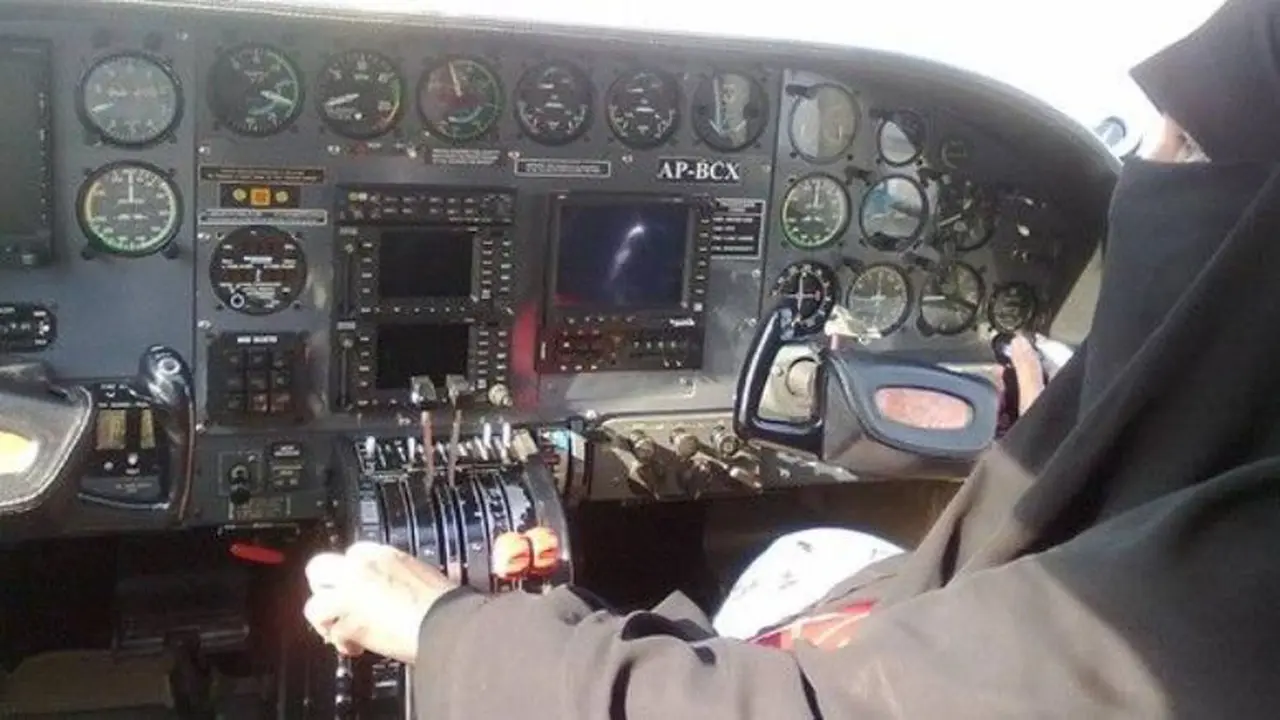 Bungkam Feminis, Wanita Muslim Ini Pilot Bercadar Pertama Dunia