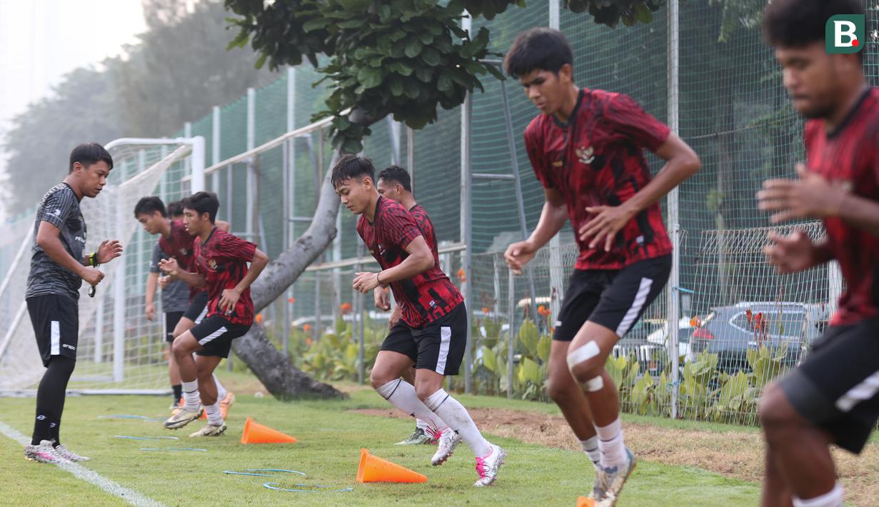 Para pemain Timnas Indonesia U-20, Riski Afrisal (tengah) dkk melakukan pemanasan dalam sesi latihan terakhir di Lapangan ABC, Kompleks Gelora Bung Karno (GBK), Senayan, Jakarta, Jumat (24/5/2024) pagi, menjelang keberangkatan ke Italia untuk pemusatan latihan (TC) di Como dan selanjutnya mengikuti Toulon Tournament 2024 di Prancis. (Bola.com/Abdul Aziz)