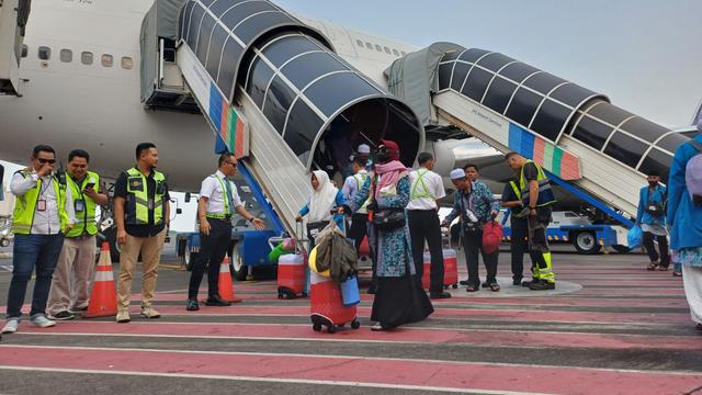 Jemaah haji kloter pertama Jatim tiba di Bandara Juanda. (Dian Kurniawan/Liputan6.com)