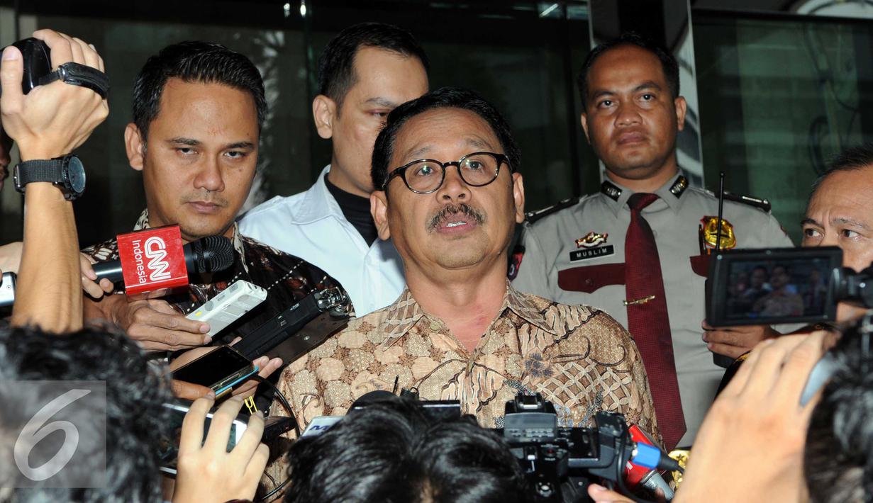 Sekda Banten Ranta Suharta menjawab pertanyaan wartawan usai menjalani pemeriksaan di KPK, Jakarta, Selasa (19/1). Ranta Suharta diperiksa terkait dugaan suap pemulusan penyertaan modal PT Banten Global Development (BGD). (Liputan6.com/Helmi Afandi)