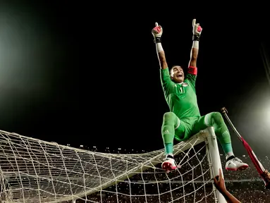 Kiper timnas Mesir, Essam El Hadary merayakan kemenangan atas Kongo pada pertandingan Kualifikasi Piala Dunia 2018 zona Afrika di Stadion Borg el-Arab, Minggu (8/10). Mesir berhasil kembali ke turnamen Piala Dunia setelah 28 tahun. (AP/Nariman El-Mofty)