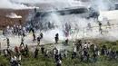 Polisi menembakkan gas air mata untuk membubarkan unjuk rasa pro-Palestina yang dilakukan di luar pangkalan udara militer AS tersebut. (AP Photo/Mehmet Sancakzade)