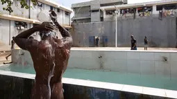 Seorang tahanan tengah mandi di tampat terbuka di dalam Lapas Nasional di pusat kota Port-au-Prince, Haiti, (13/2). Penuhnya Lapas ini membuat narapidana mengalami berbagai penyakit dan gizi buruk. (AP Photo/Dieu Nalio Chery)