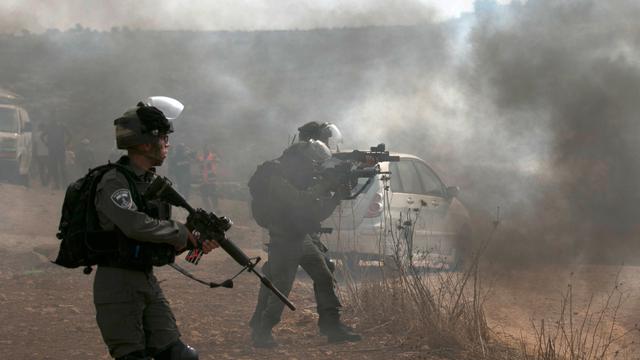 Bentrok Pengunjuk Rasa Palestina dengan Pasukan Israel di Ramallah