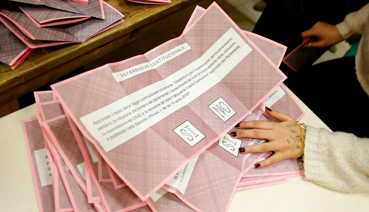 Surat suara Referendum Reformasi Konstitusi sedang dikumpulkan oleh relawan di Roma, Italia, Minggu (4/12). Warga Italia memilih menolak rencana Reformasi Konstitusi. (REUTERS / Tony Gentile)