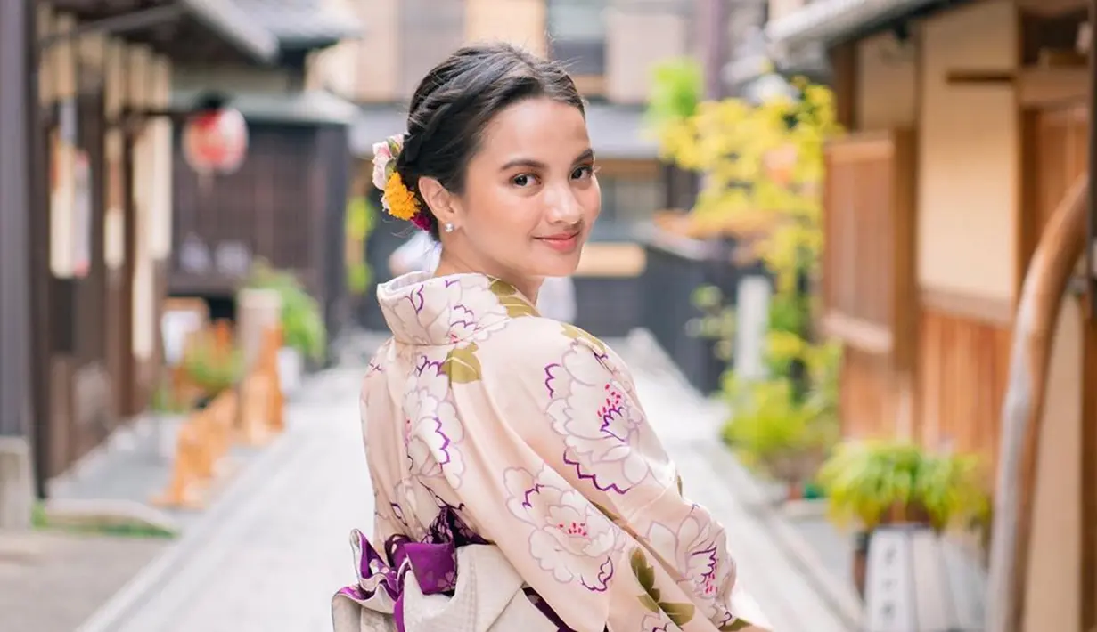 Perempuan yang pernah mewakili provinsi Riau dalam pemilihan Puteri Indonesia 2019 memang penampilannya sangat menawan. Terlebih saat Sabrina Anggraini memakai kimono ketika ia berlibur ke Jepang. Gayanya pakai Kimono membuatnya terlihat anggun. (Liputan6.com/IG/@sabrinaanggraini)