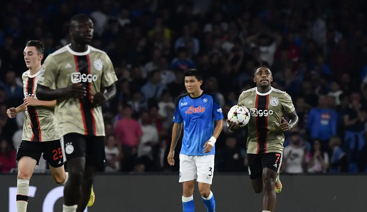 Penyerang Ajax, Steven Bergwijn (kanan) berselebrasi setelah mencetak gol ke gawang Napoli selama pertandingan lanjutan grup A Liga Champions di stadion Diego Armando Maradona di Naples, Italia, Rabu, 12 Oktober 2022. Dengan kemenangan ini, Napoli berhasil lolos ke babak 16 besar Liga Champions. (AFP/Filippo Monteforte)