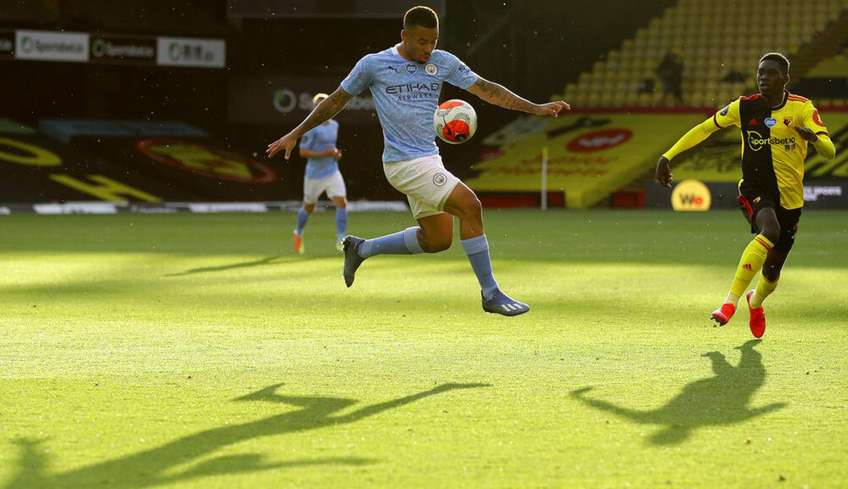Penyerang Manchester City, Gabriel Jesus, mengontrol bola saat melawan Watford pada laga Premier League di Stadion Vicarage Road, Selasa (22/7/2020). Manchester City menang dengan skor 4-0. (Richard Heathcote/Pool via AP)