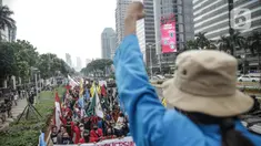 Massa yang tergabung dalam Gerakan Mahasiswa Jakarta berunjuk rasa di depan Kementerian Pendidikan dan Kebudayaan (Kemendikbud), Jakarta, Senin (22/6/2020). Mahasiswa mengkritik Kemendikbud karena tidak adanya kebijakan keringanan biaya kuliah di tengah pandemi COVID-19. (Liputan6.com/Faizal Fanani)