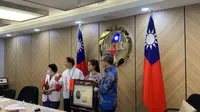 Karateka Meena Asadi mendapatkan penghargaan "Love of Lives Award" oleh Yayasan dan Kebudayaan Chou Ta-Kuan pada Selasa (24/1/2023). (Liputan6.com/Alycia Catelyn)