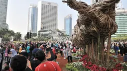 Instalasi bambu "Getih Getah" di Bundaran HI menjadi daya tarik pengunjung car free day, Jakarta, Minggu (19/8). Mereka beramai-ramai berswafoto di depan instalasi bambu yang dibuat menyambut Asian Games 2018 tersebut. (Merdeka.com/ Iqbal S. Nugroho)