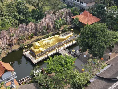 Foto udara ini menunjukkan patung Buddha raksasa di vihara Maha Vihara Mojopahit di Mojokerto pada 4 Juni 2023. (AFP/Bagus Saragih)