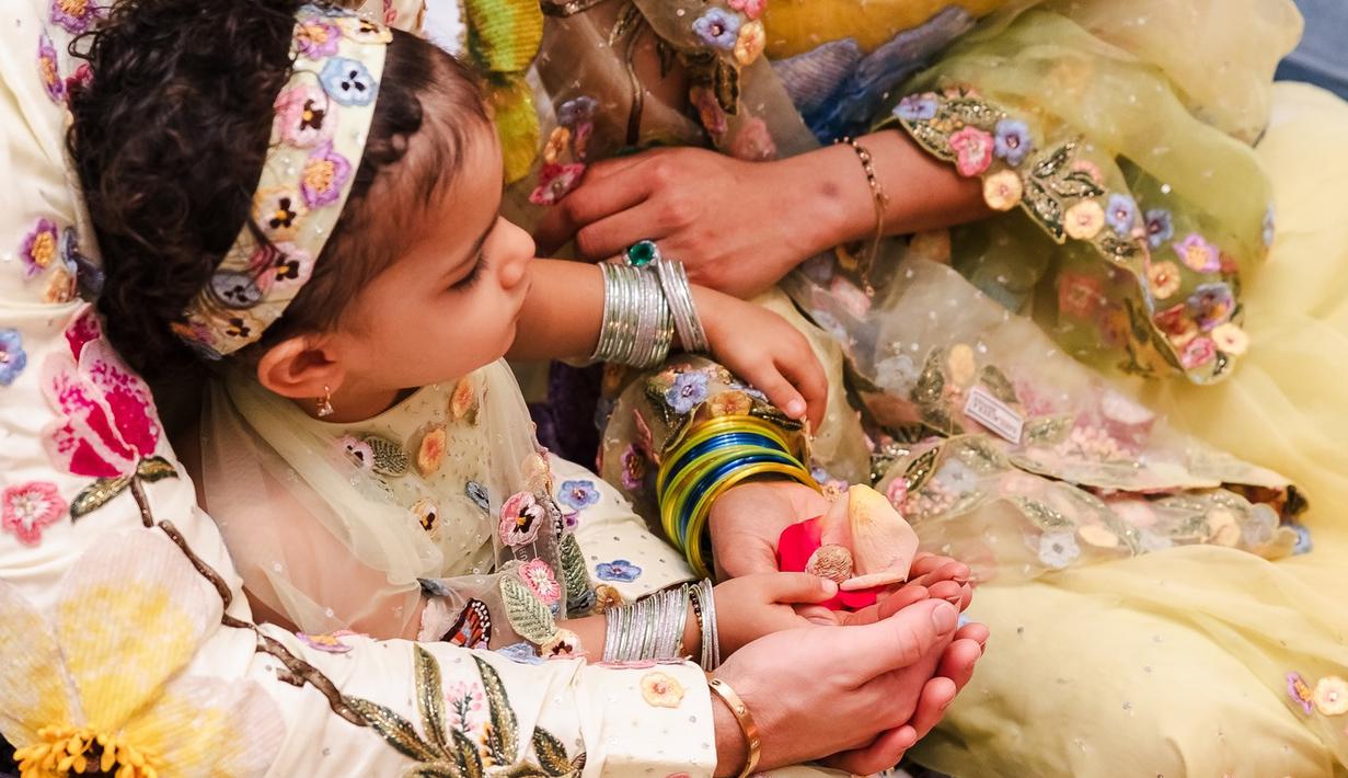 <p>Sebaliknya, Malti Marie tampak menawan dalam pakaian adatnya. Ia mengenakan crop top 'Peonies' yang dipadukan dengan rok lehenga, dupatta, dan ikat rambut yang serasi. (Foto: Intagram/ priyankachopra)</p>