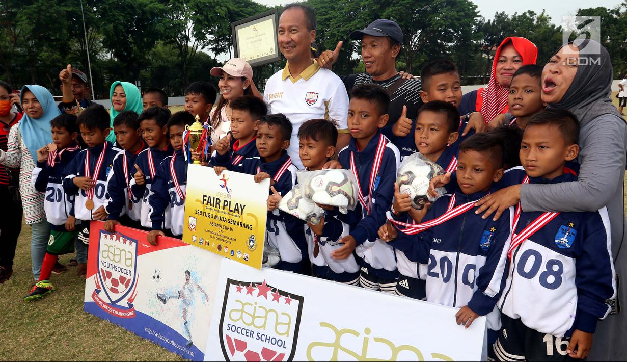 Menteri Sosial Agus Gumiwang saat mengunjungi dan menyaksikan sekaligus menutup Turnamen Asiana Cup IV di Jakarta, Minggu (14/10). Asiana Cup merupakan kegiatan turnamen tahunan yang diselenggarakan oleh Asiana Youth Soccer. (Liputan6.com/JohanTallo)
