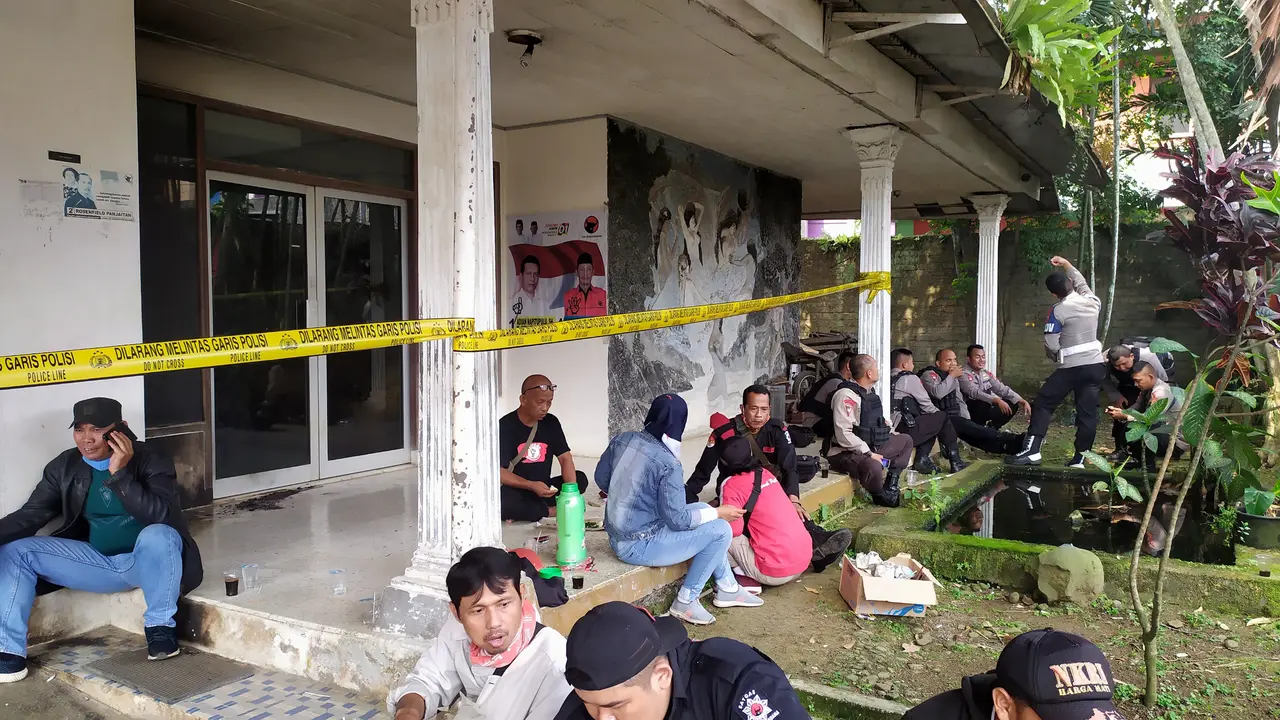 Kantor PAC PDIP Megamendung Bogor Dilempari Molotov