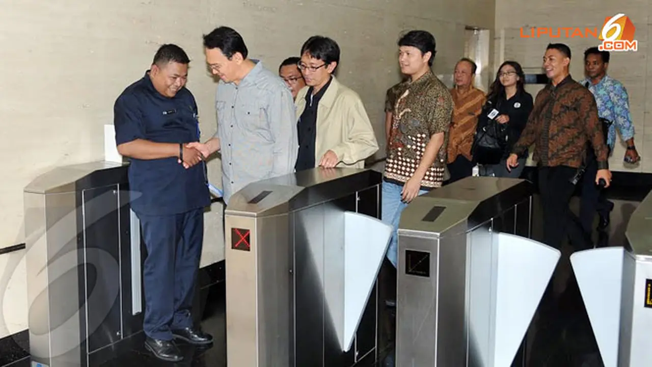 7-ahok-jalan-kaki-140116a.jpg