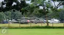 Tiga unit helikopter pengangkut disiagakan di lapangan ABC di kawasan Gelora Bung Karno, Jakarta, Senin (6/3). Pengamanan ini terkait pelaksanaan KTT IORA 2017 yang digelar di Jakarta Convention Center 5-7 Maret. (Liputan6.com/Helmi Fithriansyah)