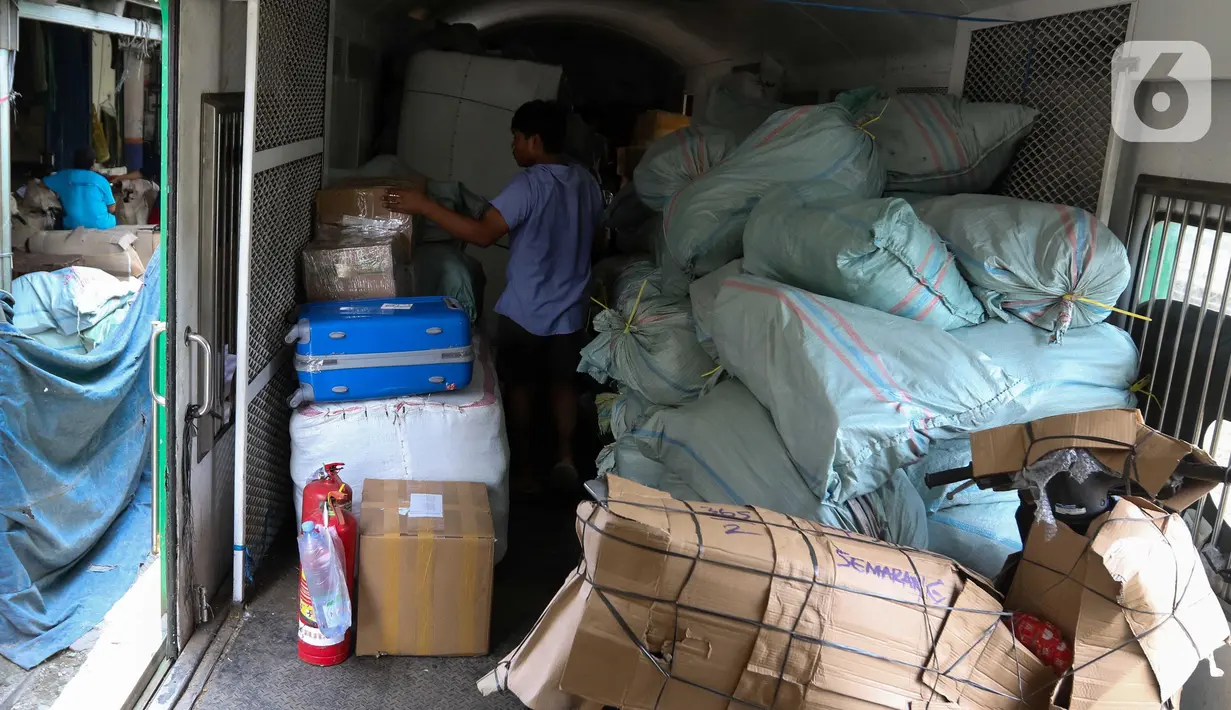 Puncak maraknya pengiriman terjadi pada pekan ketiga Ramadan. (Liputan6.com/Herman Zakharia)