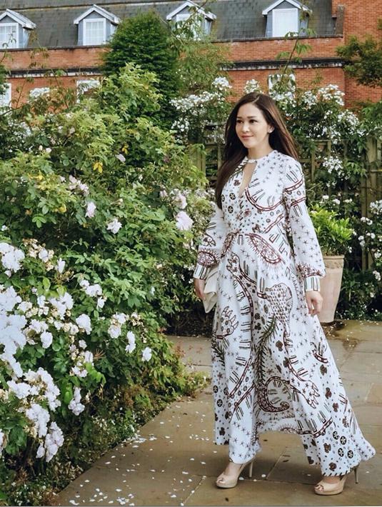 Pada pertengahan tahun 2018 lalu, Maia Estianty pun tak lupa untuk berlibur di Inggris. Dengan rambut panjangnya yang dibiarkan terurai, Maia terlihat anggun dalam balutan gaun putih bermotif karya desainer Valentino Garavani and Giancarlo Giammetti. (Liputan6.com/IG/@maiaestiantyreal)