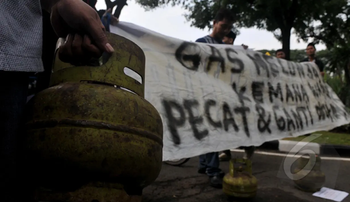 Sejumlah massa yang tergabung dalam Aliansi Peduli Gas (API GAS) berdemontrasi di depan Istana Wakil Presiden, Jakarta, Selasa (3/3/2015). Dalam aksinya mereka menuntut Wapres Jusuf Kalla untuk menstabilkan harga elpiji 3kg. (Liputan6.com/Johan Tallo)