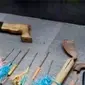 Sejumlah senjata ini disita polisi saat menggeledah gelanggang remaja Pekanbaru, Riau. 