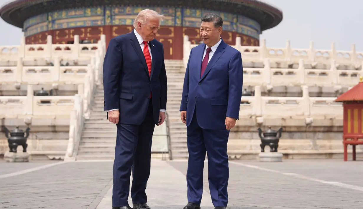 Presiden Amerika Serikat (AS), Donald Trump (kiri) berdiri bersama Presiden Tiongkok, Xi Jinping di Temple of Heaven, Beijing, Kamis 14 Mei 2026. (AP Photo/Mark Schiefelbein)