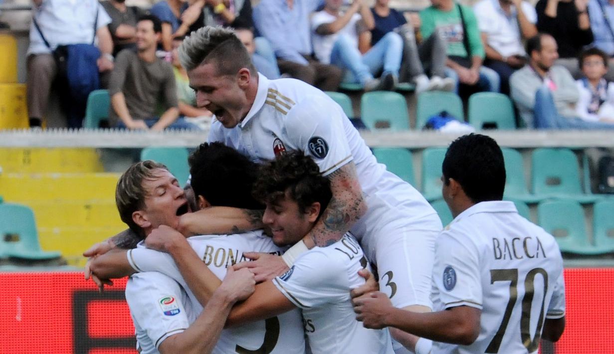 Pemain AC Milan merayakan gol yang dicetak Suso ke gawang Palermo dalam laga pekan ke-12 Serie A di Stadion Renzo Barbera, Minggu (6/11/2016). (AFP)