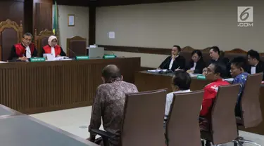 Mantan anggota DPRD Kalimantan Tengah Borak Milton, Punding Ladewiq H Bangkan, Edy Rosada dan Arisavanah (kiri ke kanan) menjalani sidang perdana pembacaan dakwaan di Pengadilan Tipikor, Jakarta, Rabu (13/3). (Liputan6.com/Helmi Fithriansyah)