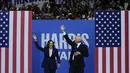 Kamala Harris telah memilih Gubernur Minnesota Tim Walz sebagai pasangannya untuk kampanye melawan mantan Presiden Donald Trump dalam pemilihan presiden November mendatang.  (AP Photo/Matt Rourke)