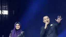 Penyanyi Siti Nurhaliza (kiri) duet dengan Tulus dalam konser 'Dato Sri Siti Nurhaliza on Tour' di Istora Senayan, Jakarta, Kamis (21/2). Duet Siti dengan Tulus sontak membuat para penonton bernyanyi dan merekam momen tersebut. (Fimela.com/Bambang E Ros)